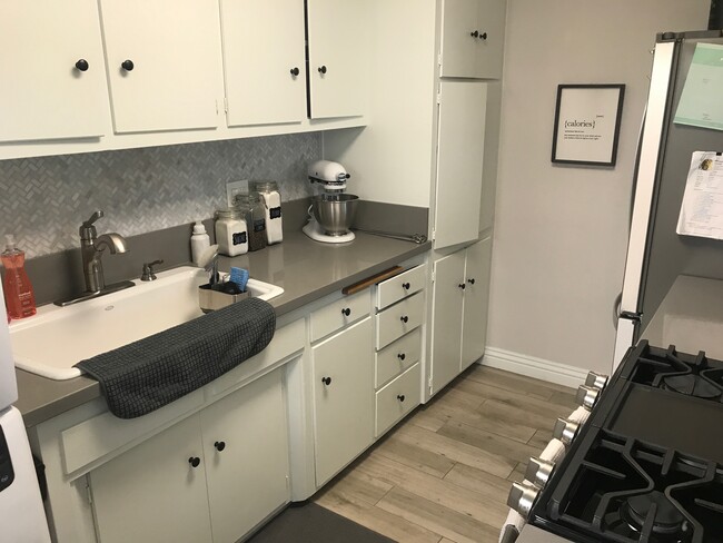 Kitchen- Quartz Countertop - 2912 Peppertree Ln Apartment Unit C