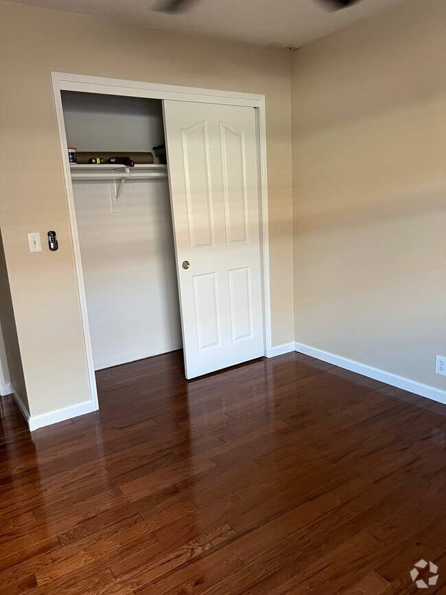 Building Photo - 1855 Henshaw Ave Rental