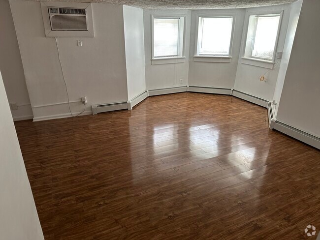 Building Photo - 523 E Chestnut St Unit Large place to call home