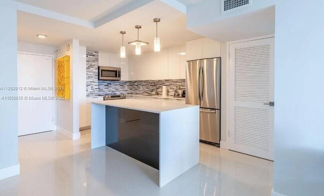 Building Photo - 150 SE 25th Rd Unit 6B Rental