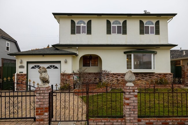 Building Photo - Large updated home in San Mateo Village!