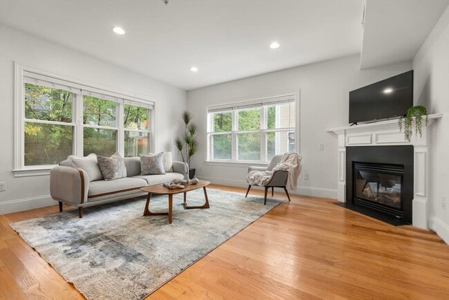 Building Photo - 865 Lagrange St Unit 5