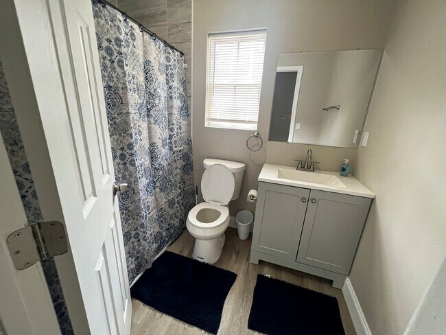 Photo - 704 Saint Clair St