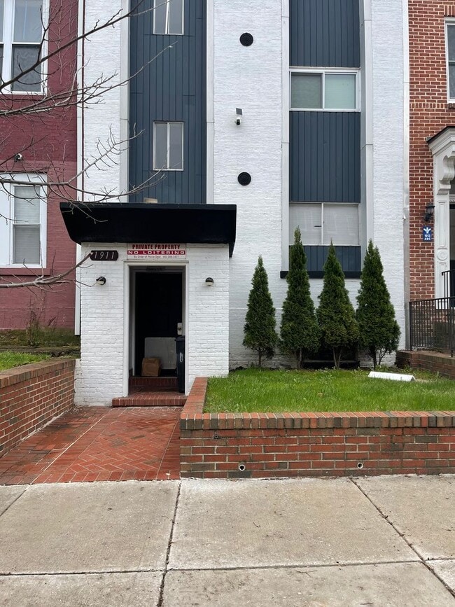 Building Photo - 1911 W Baltimore St Unit 1911 W Baltimore St - Apartments