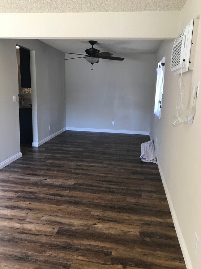 300 W Lohart Ave