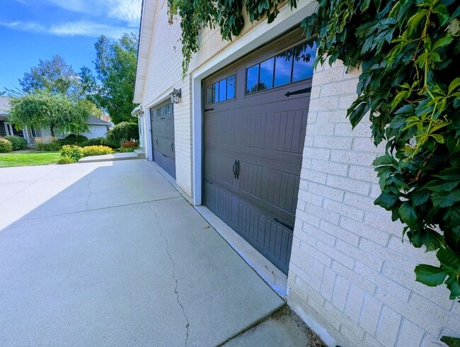 1504 Spring Ln