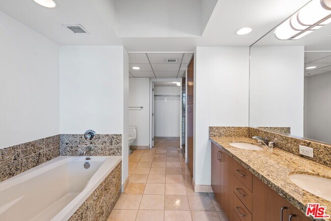 Photo - 13700 Marina Pointe Dr Unidad 1604