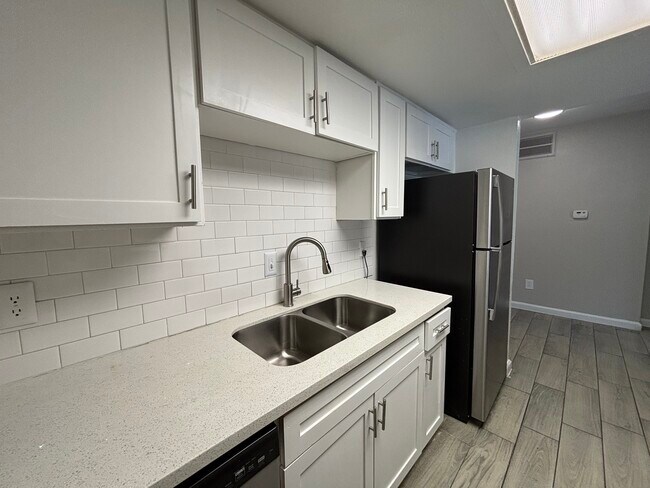 Photo - 600 Nottingham Oaks Trail