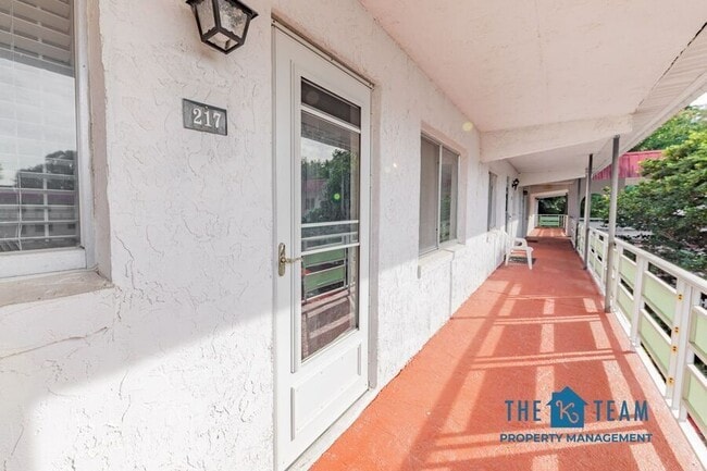 Building Photo - 1100 Martinique Dr