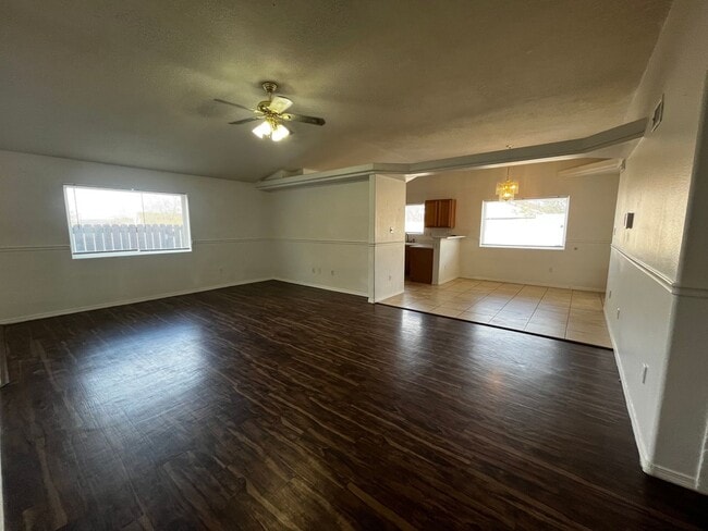 Photo - Beautiful 3 bedroom located in S.E. Heights with a HUGE backyard!