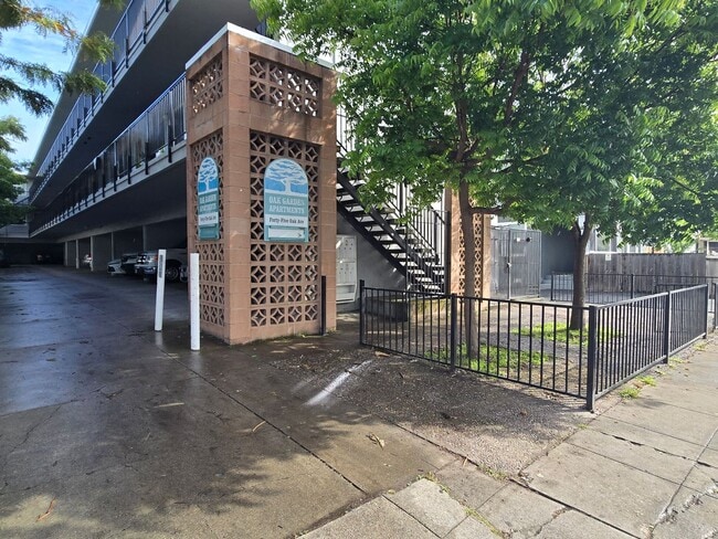 Building Photo - 45 Oak Ave