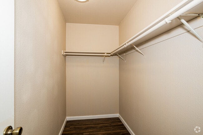 1BR, 1BA - 760SF