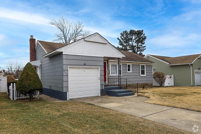 Building Photo - 2102 Longfellow Ave Rental