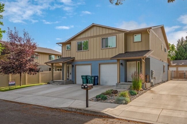 Building Photo - Townhome 3 bed 2.5 bath