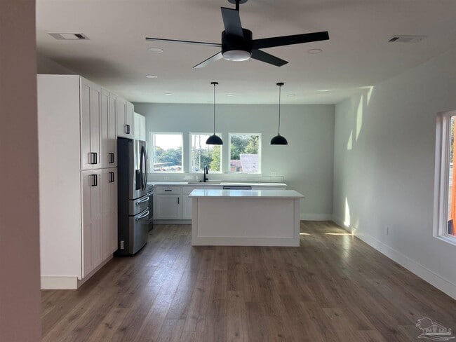 Photo - 305 N Pace Blvd