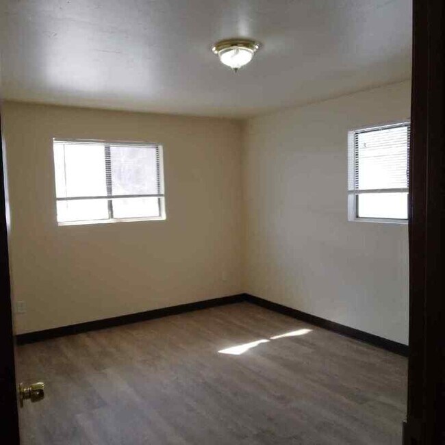 Photo - 301 Leeland St