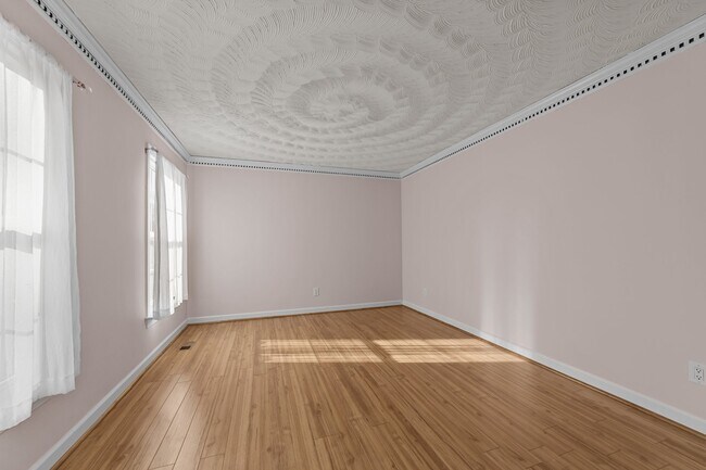 Photo - 832 Chalbourne Dr