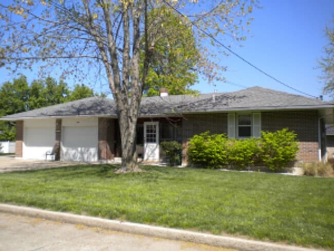 Building Photo - Spacious 3-Bedroom Home with Bonus Rooms i...