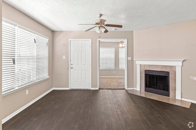 2BR, 1BA - 825SF (B1) - Entry