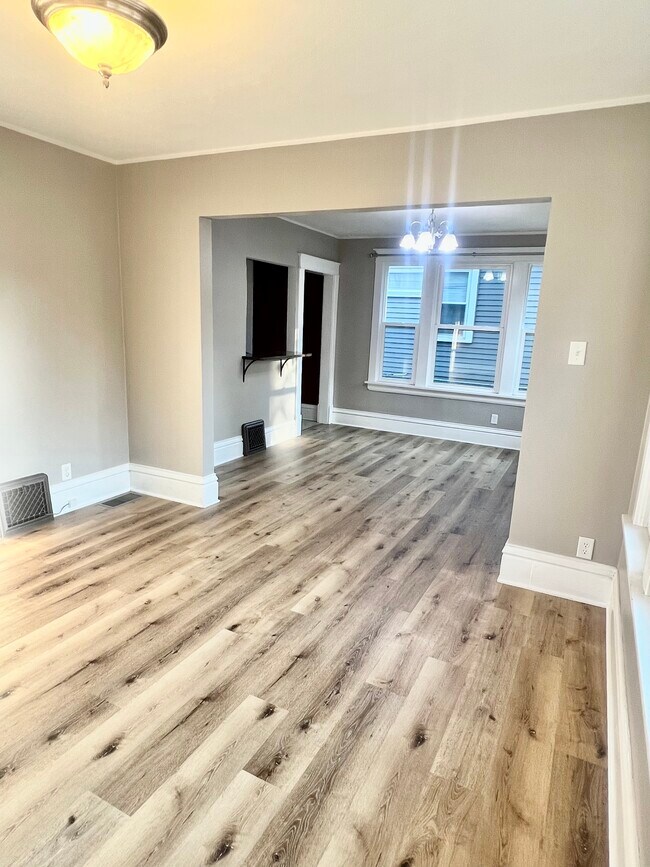 Living room dining room off front entry - 808 Washington Memorial Dr
