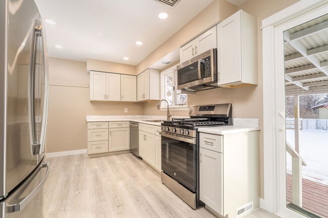 Photo - 204 19th Ave NW