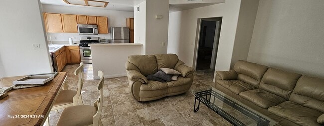 Photo - 830 Carnegie St