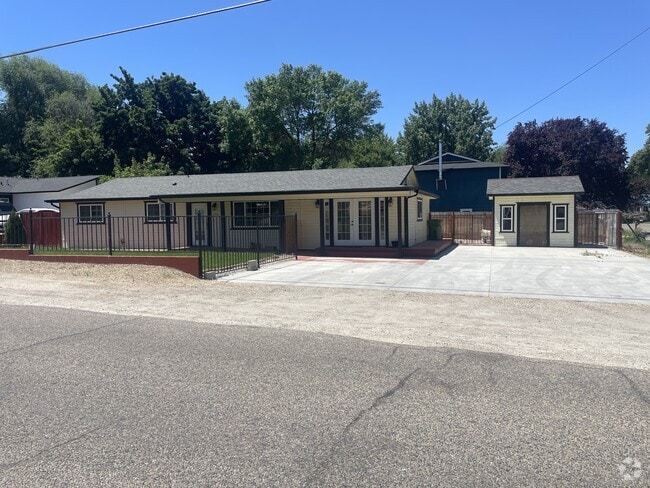 Building Photo - 230 S Iowa Ave Rental