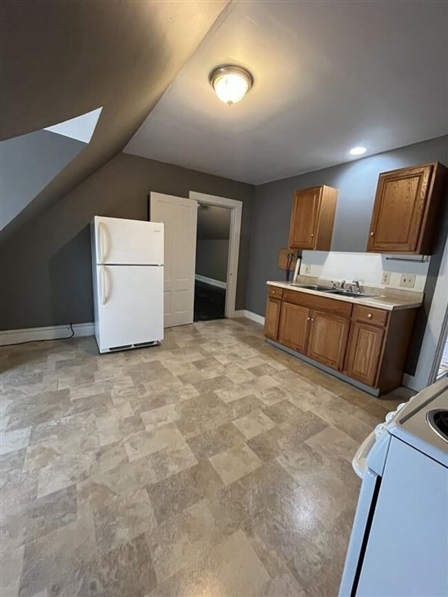 Building Photo - 16 West St Unit 3 Rental