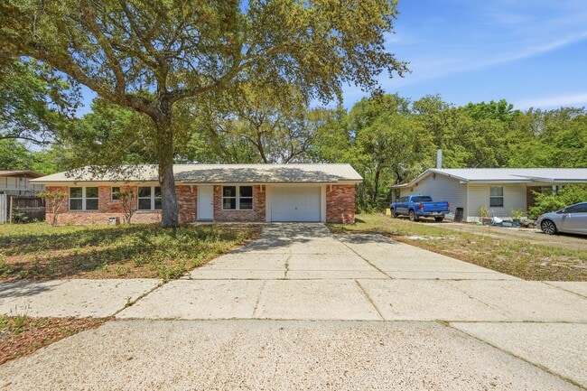Building Photo - All Brick Home & Large Yard in Niceville!