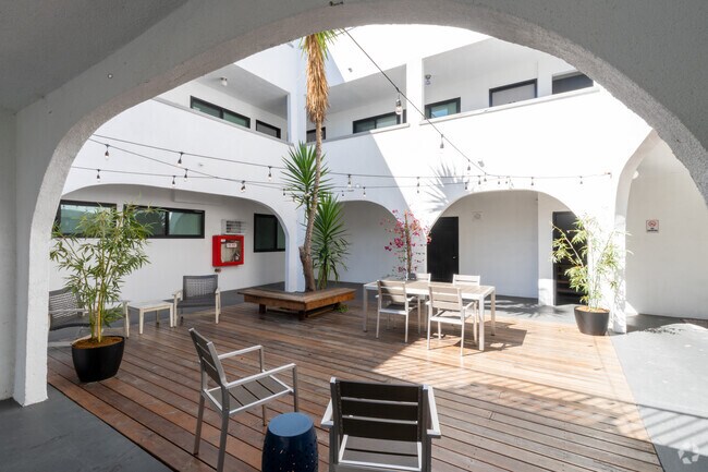 Photo - 6958 Woodman