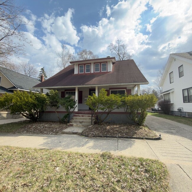 Building Photo - Charming 3 bedroom home with laundry included!