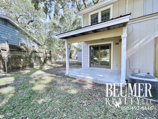 Building Photo - $450 Off Move In Special Adorable 2br 1.5 ... Rental
