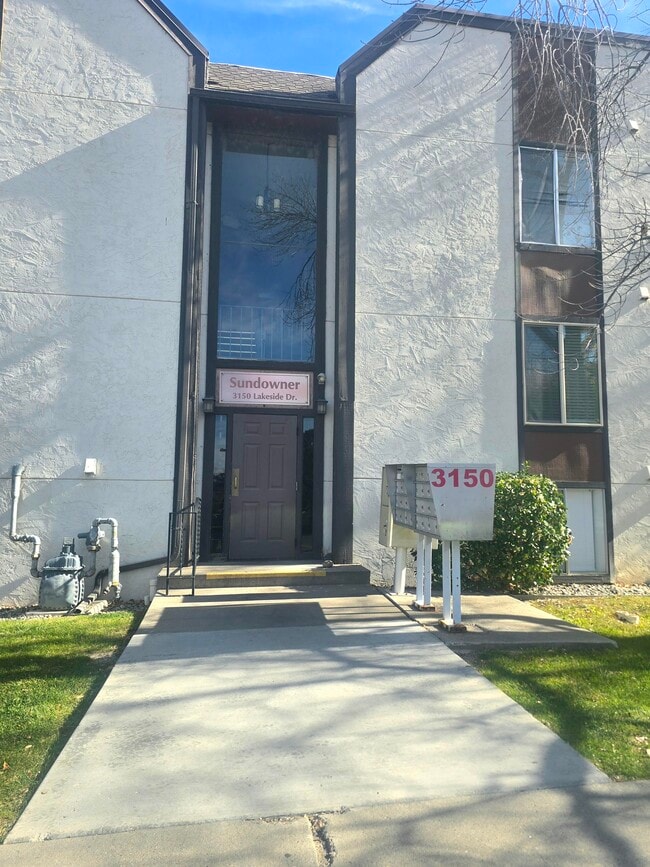 Building Photo - 3150 Lakeside Dr Unit 303