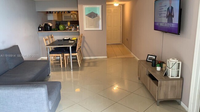 Building Photo - 102 SW 6th Ave Unit 606