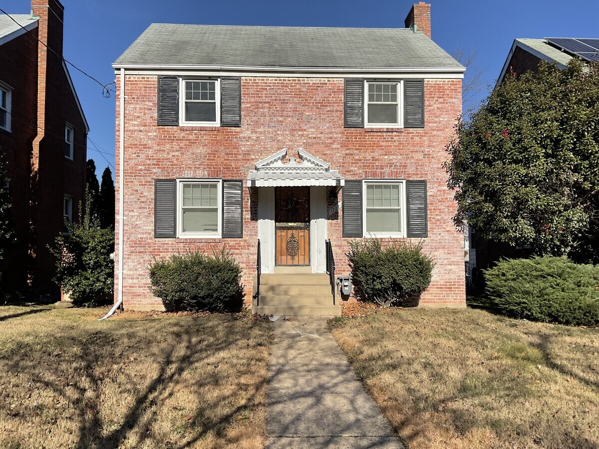 Photo - 1732 Buchanan St NE