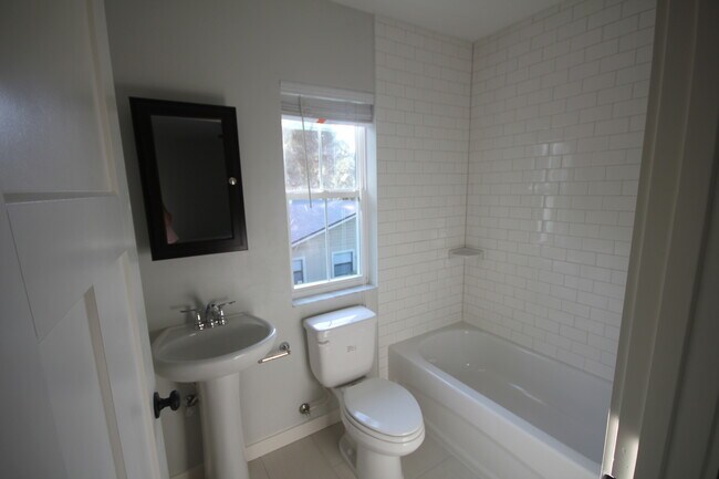 Photo - Luxury 4 Bed / 4 Bath Bungalow Cottage -- ...