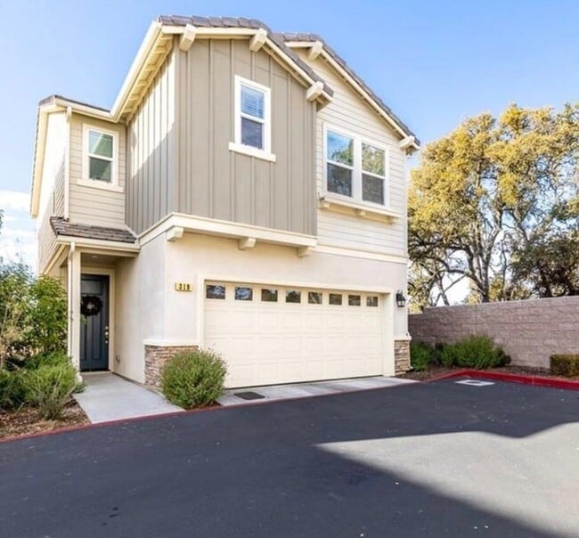 Building Photo - 319 Oak Hill Rd Rental