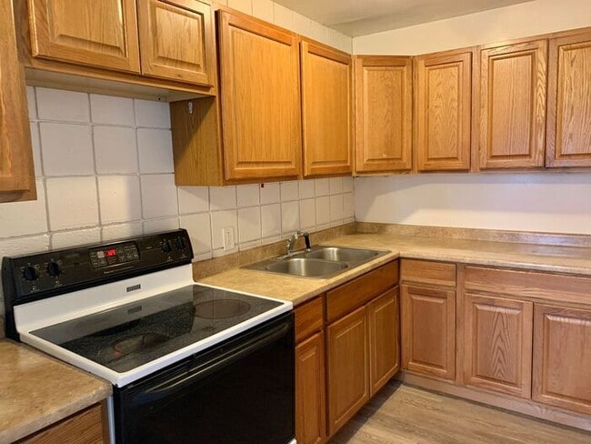 Photo - 1 Bed/1 Bath in Fort Collins. Across From City Park!!