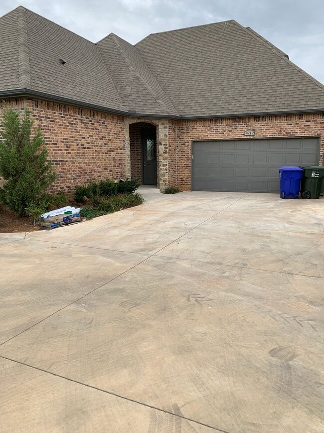 Building Photo - 3 bed, 2.5 bath home in the Enclave