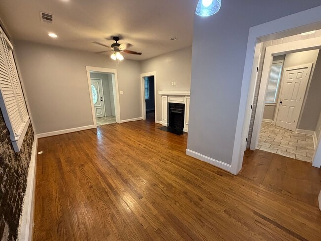 Photo - 3 Bedrooms, 1 Bathroom - Home in Celanese!