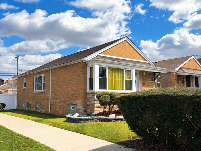 Building Photo - 8201 S Homan Ave