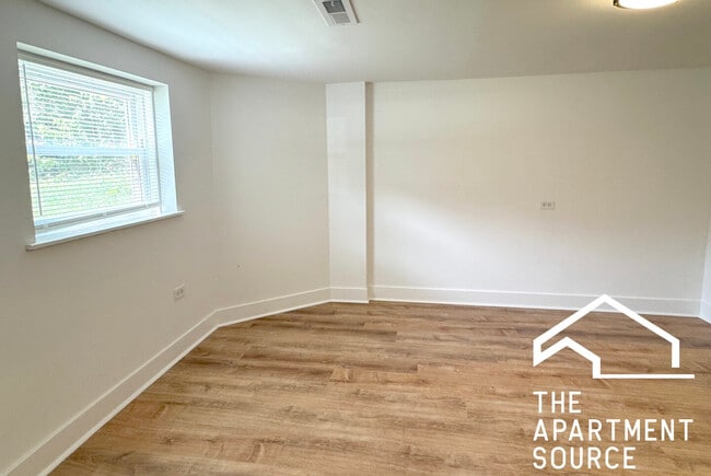 Building Photo - 6452 W Dickens Ave Unit B Rental