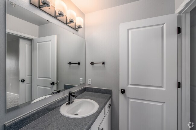 2BR, 2BA - 980SF - Bathroom