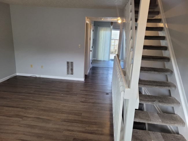 Photo - 872 Upholland Ln