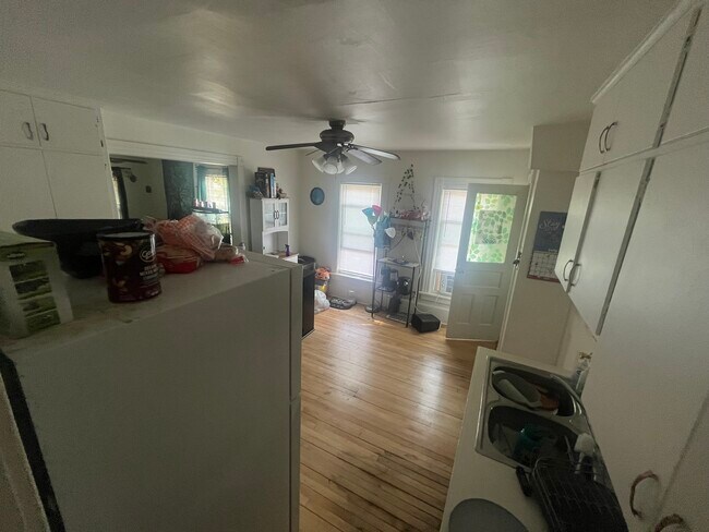 Kitchen - 87 Riverside Dr Unidad 2