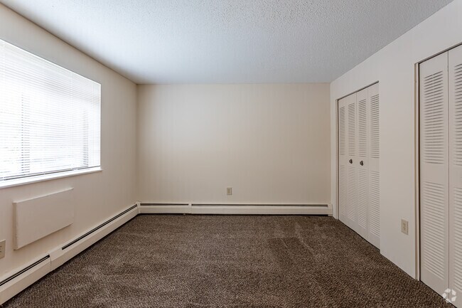 1 BD, 1 BA - (700sqft) - Bedroom