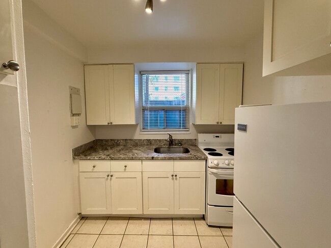 Photo - 1299 Bayview Av Unit B