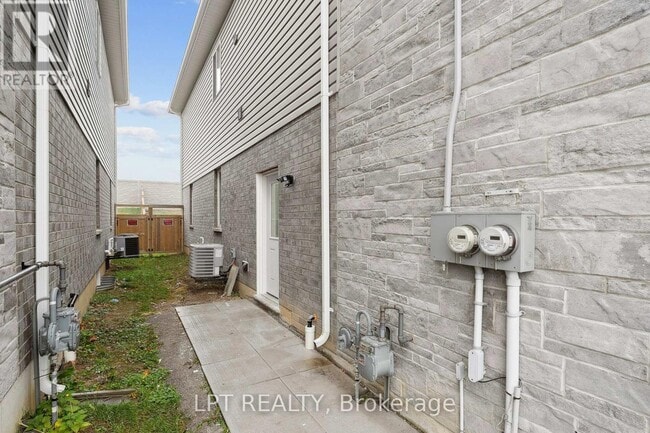Photo - 140 Springvalley Crescent