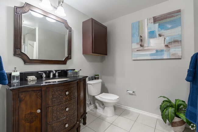 1BR, 1BA - 746SF - Bathroom