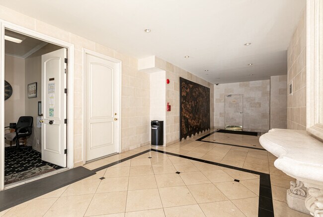 Photo - Wilshire Kingsley Towers